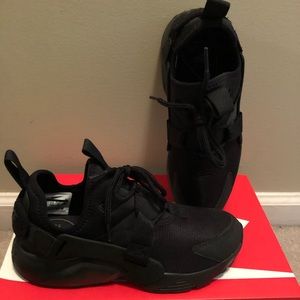Woman’s Black Nike Air Hurrache City Low